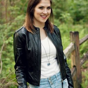 Meet your Posher, Elizabeth